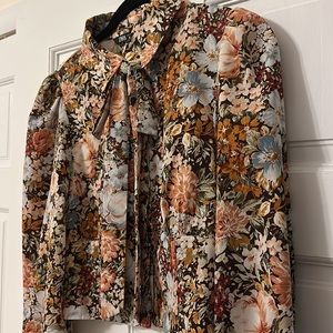 Zara vintage floral blouse with a gorgeous Pearl button closure